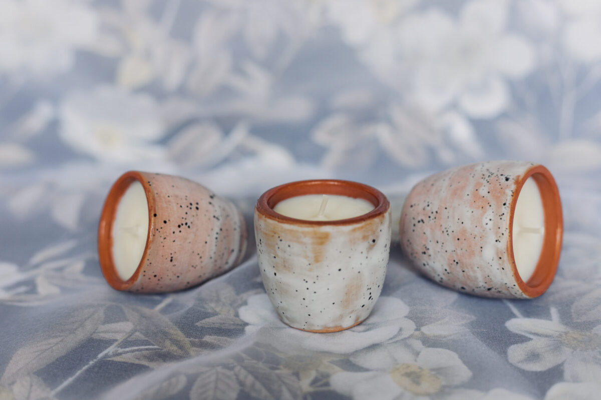 Lumânare parfumată în mini recipient ceramic Vila Home Design