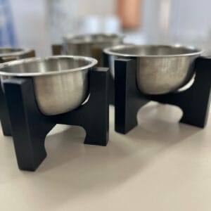 Set 2 Suporturi elegante pentru boluri hrană câini și pisici | MDF Alb, Auriu, Negru | Boluri metalice 700ml și 400ml - Negru