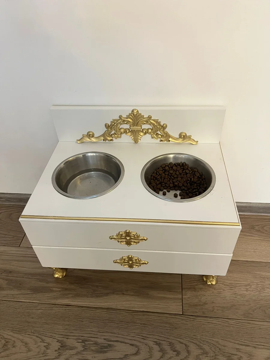 suport premium pentru boluri câini din MDF alb cu două boluri inox și sertar depozitare