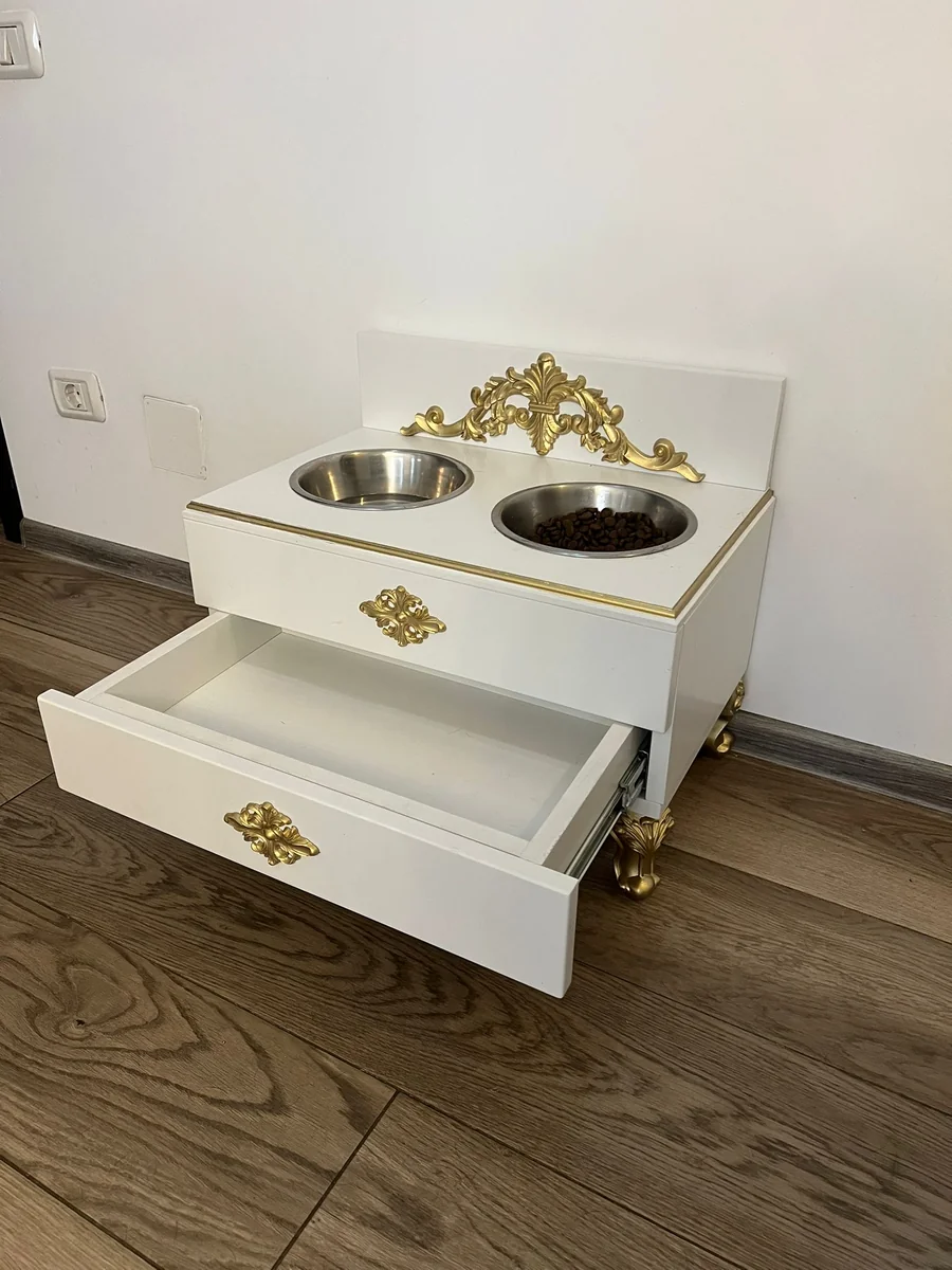 boluri ridicate pentru câini cu suport MDF alb și ornamente aurii cu sertar Vila Home Design