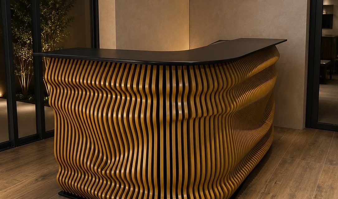 Mobilier de recepție premium cu front parametric auriu și structură neagră, integrat într-un interior elegant