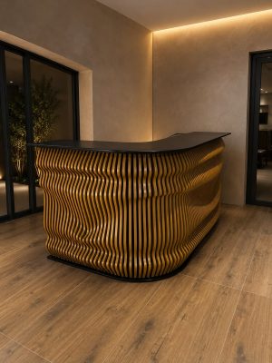 Mobilier de recepție premium cu front parametric auriu și structură neagră, integrat într-un interior elegant