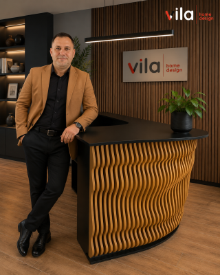 Recepție personalizată neagră și aurie cu riflaje parametrice, prezentată într-un interior Vila Home Design