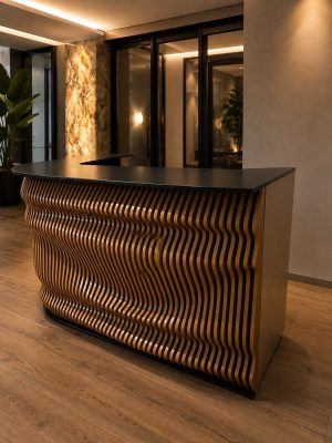 Recepție personalizată cu riflaje parametrice aurii și blat negru, vedere frontală într-un spațiu comercial modern Vila Home Design