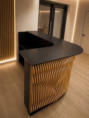 Recepție personalizată cu blat negru, spațiu de lucru integrat și front decorativ cu riflaje parametrice aurii Vila Home Design